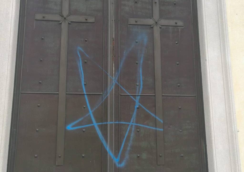 Chiesa di Bernate imbrattata e ripulita