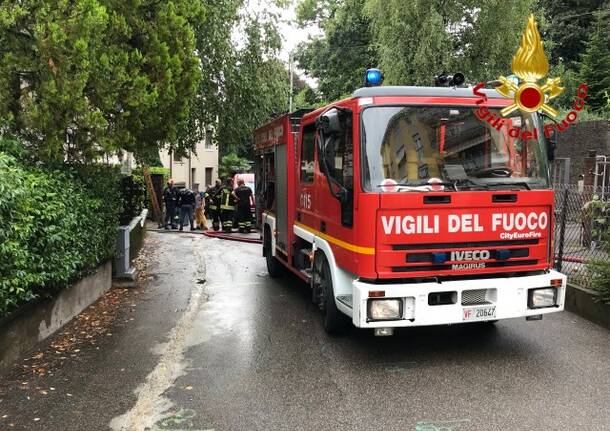 Varese – Fulmine su una casa, va a fuoco il tetto