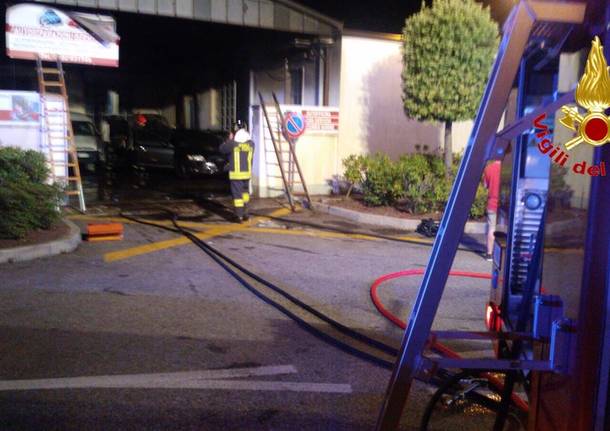 Incendio in un’autofficina a Germignaga