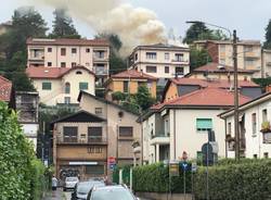 Incendio di un tetto a Biumo Superiore