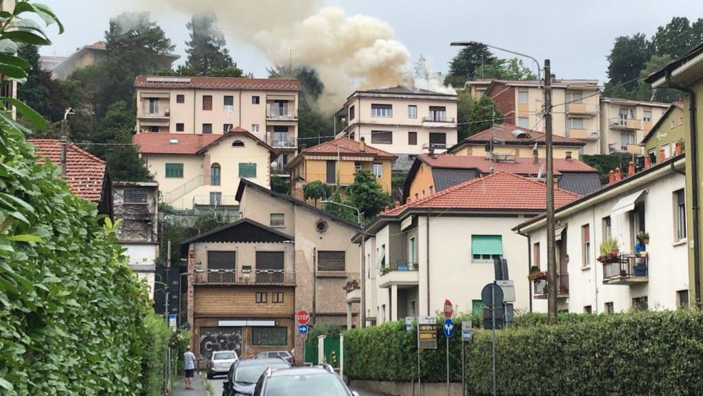 Incendio di un tetto a Biumo Superiore