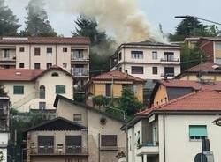 Incendio di un tetto a Biumo Superiore