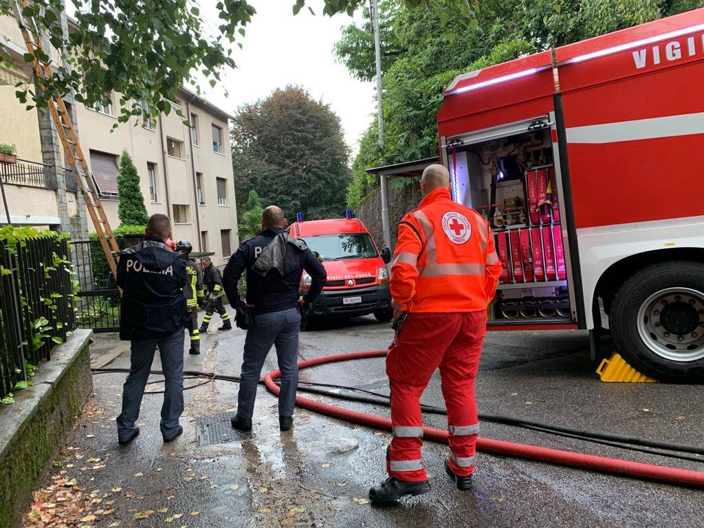 Incendio di un tetto a Biumo Superiore