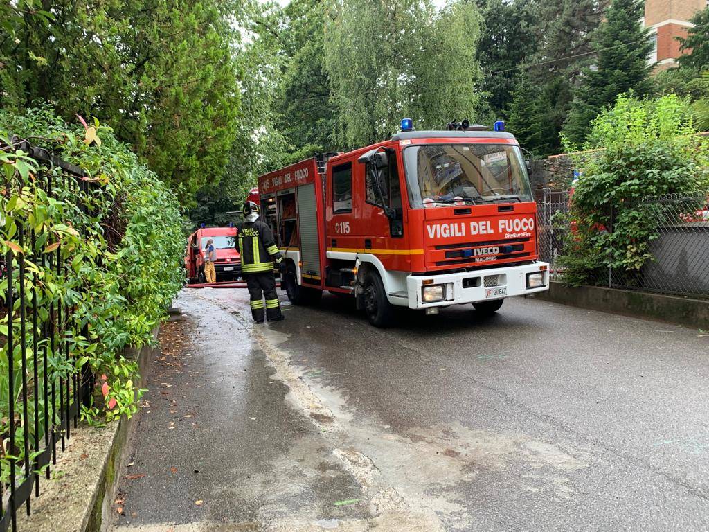 Incendio di un tetto a Biumo Superiore