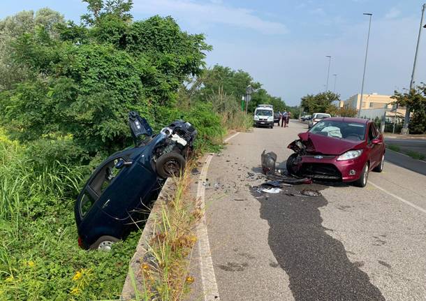 Scontro tra auto, una vola nella rivetta