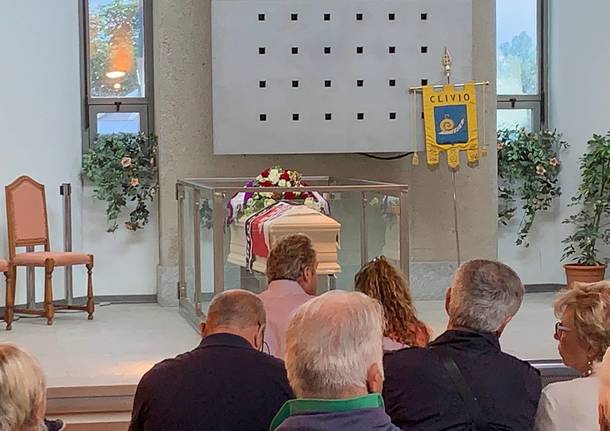 Silenzio e commozione per l’ultimo saluto a Fausto