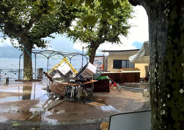 Porto Valtravaglia, vento e pioggia scoperchiano la tensostruttura sul lungolago