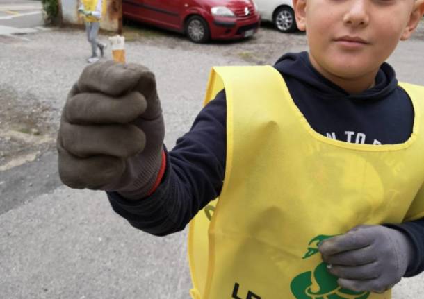 Bambini ripuliscono il centro di Varese