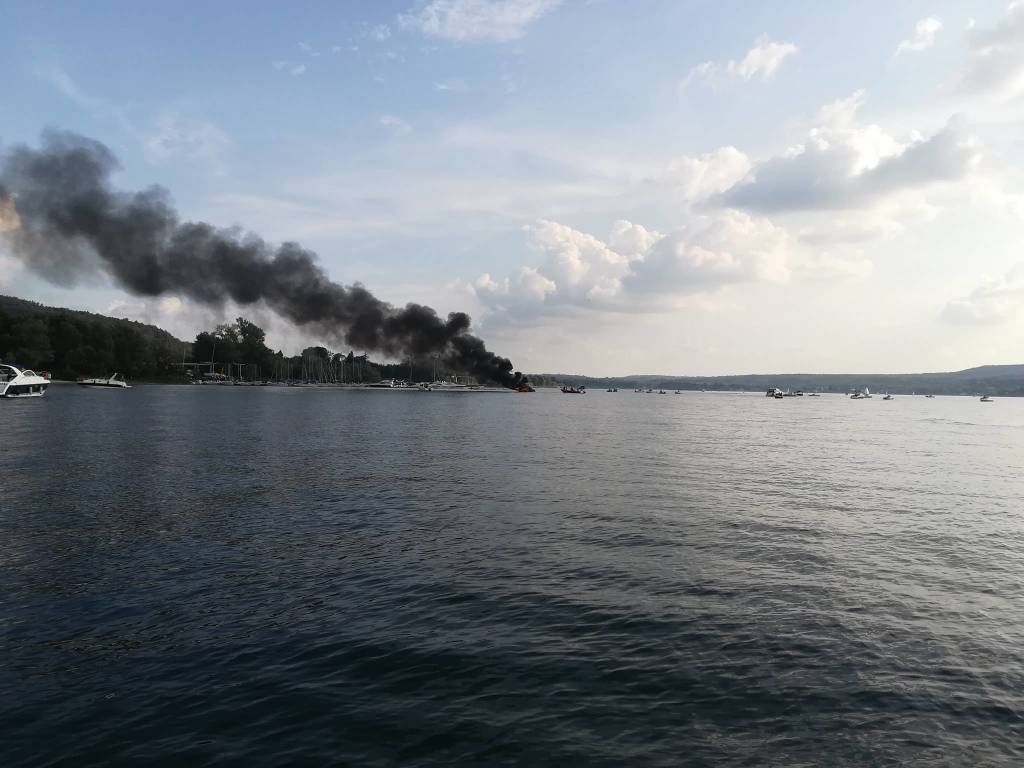 Barca va a fuoco a Lisanza