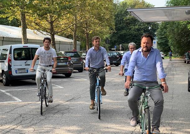autobus che caricano biciclette