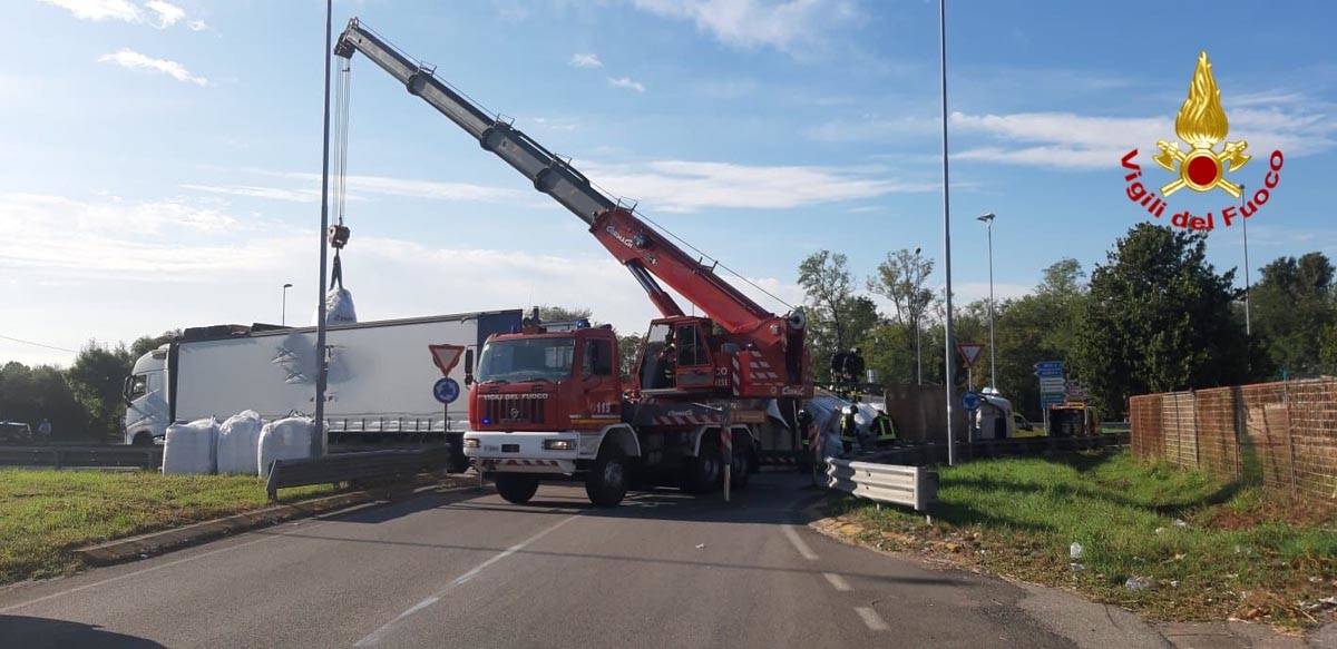 Camion ribaltato 336