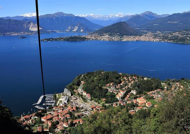 Il lago Maggiore visto dalla funivia di Laveno