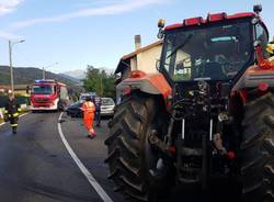 Trattore contro due auto a Mesenzana