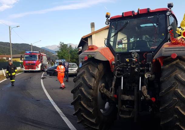 Trattore contro due auto a Mesenzana