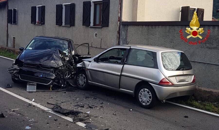 Trattore contro due auto a Mesenzana