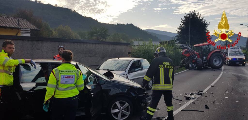 Trattore contro due auto a Mesenzana