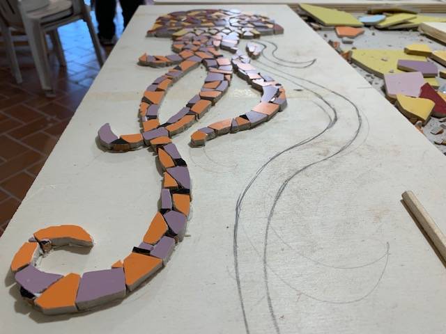 La scuola di mosaico nella sacrestia della chiesa