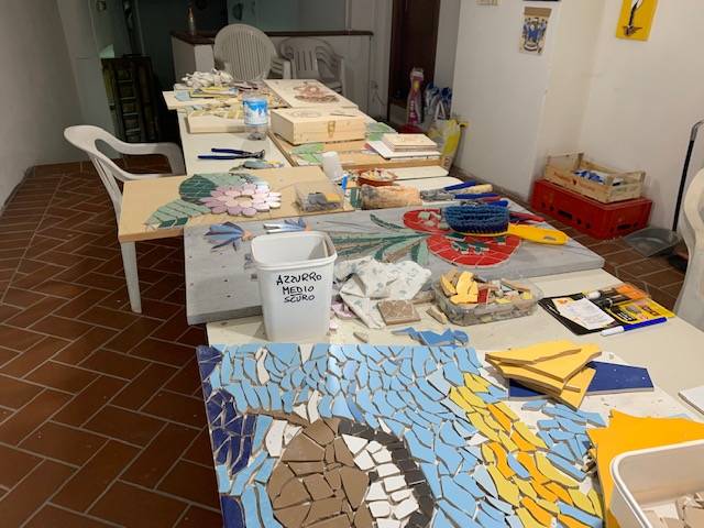 La scuola di mosaico nella sacrestia della chiesa