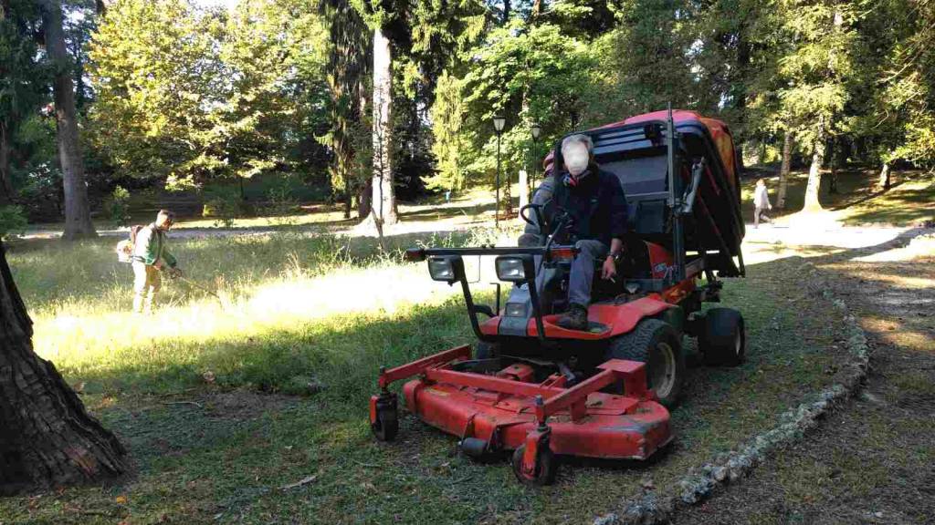 Parco di Villa Recalcati dopo le proteste dei commercianti di Casbeno: oggi l’intervento degli operai