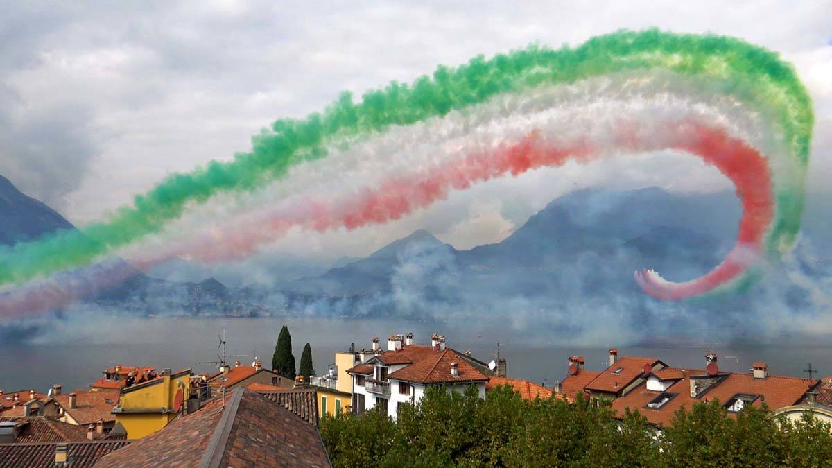 Frecce tricolori a Varenna, lago di Como - foto di Riccardo Lazzati