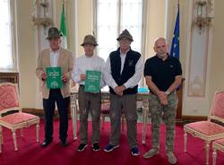 gli alpini consegnano il libro verde al vicesindaco