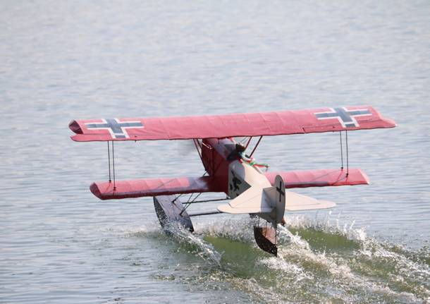 Gli idrovolanti telecomandati sul lago a Biandronno