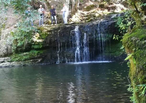 Gruppo misto in moto alla Cascata di Ferrera