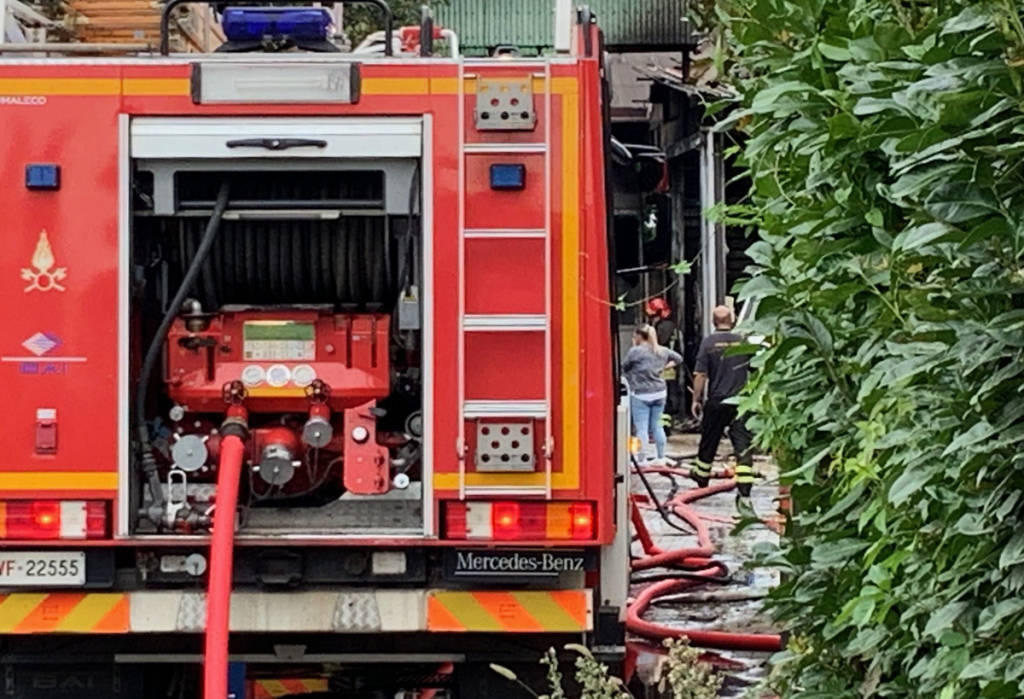 Incendio capannone Malnate