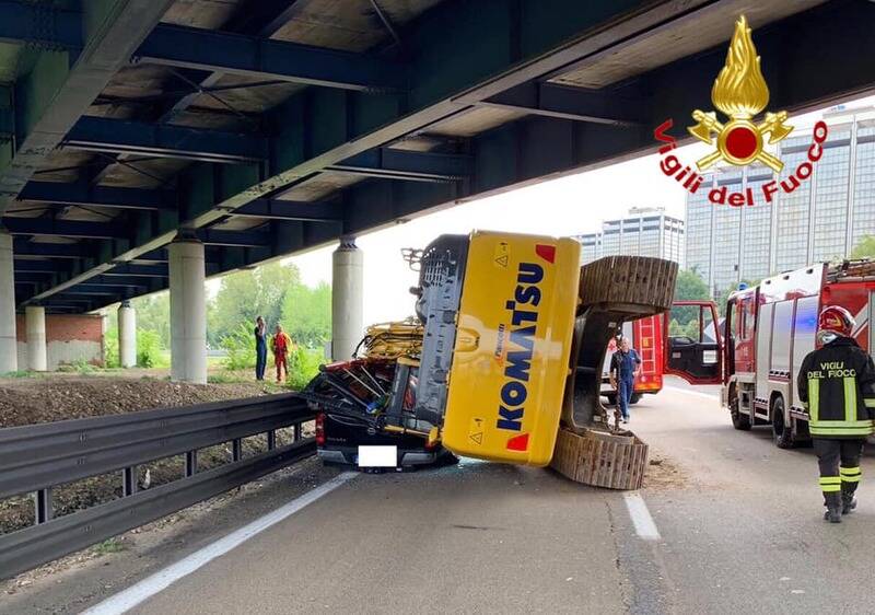 incidente a8 ruspa su una macchina   2 