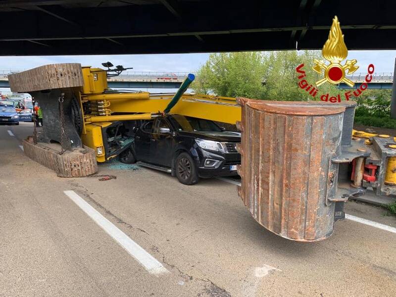 incidente a8 ruspa su una macchina   3 