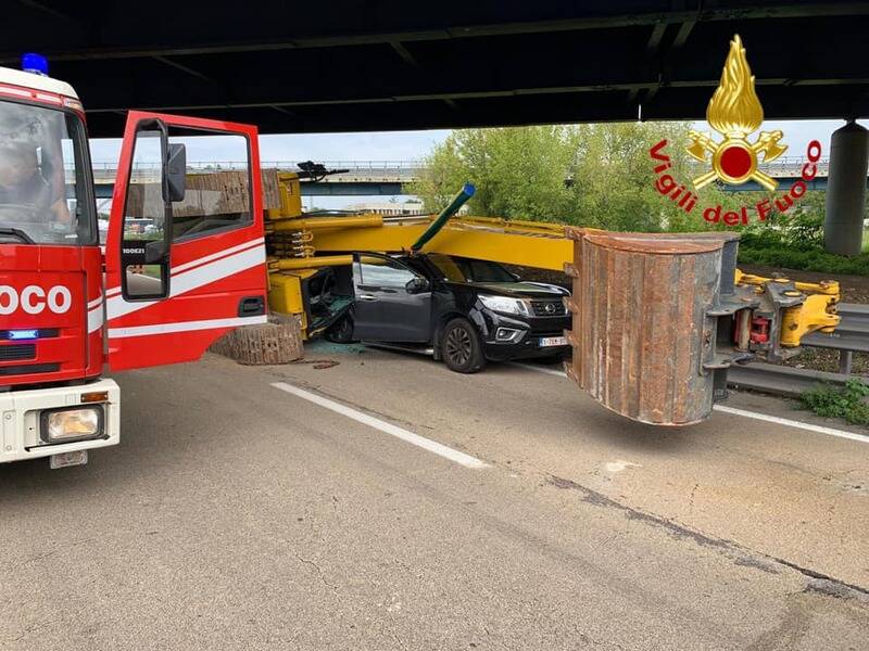 incidente a8 ruspa su una macchina   5 