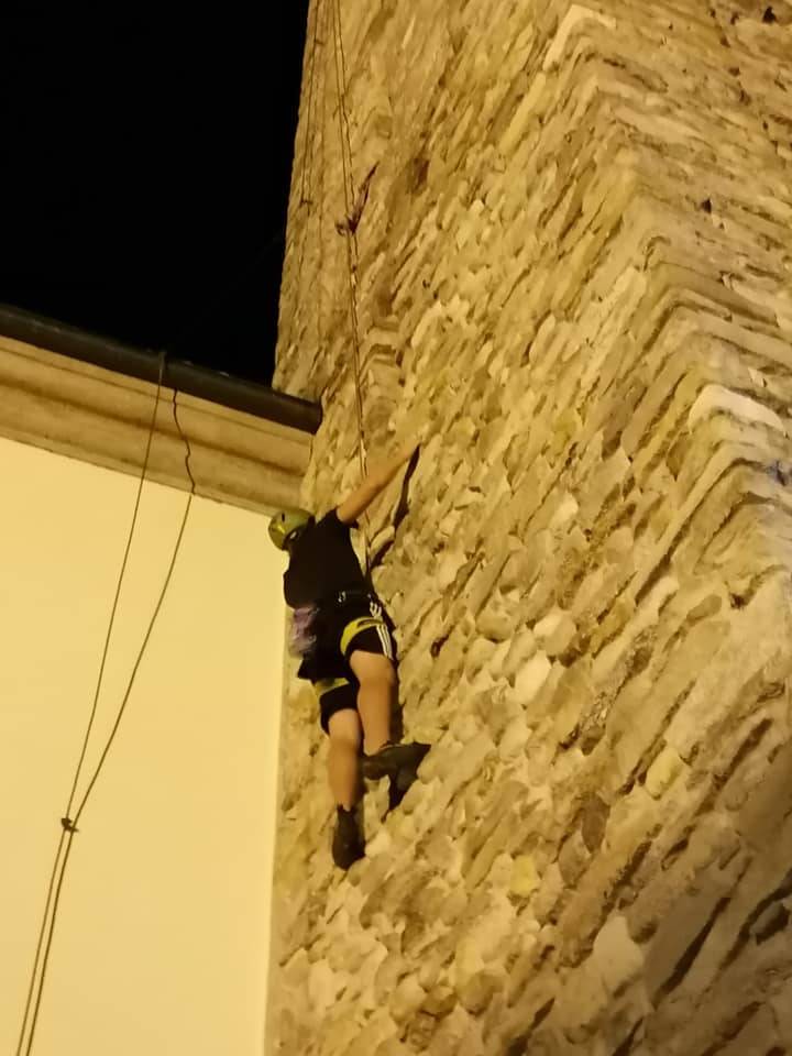 L'arrampicata sul campanile di Taino