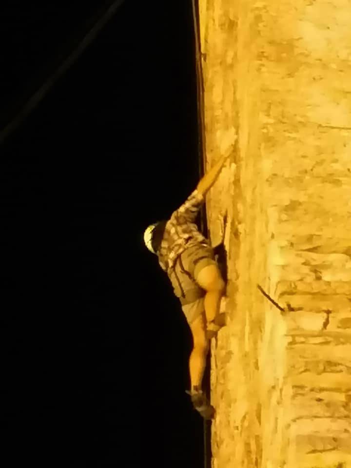 L'arrampicata sul campanile di Taino