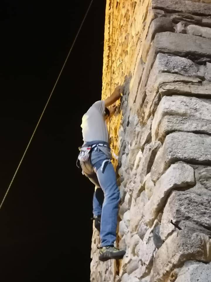 L'arrampicata sul campanile di Taino