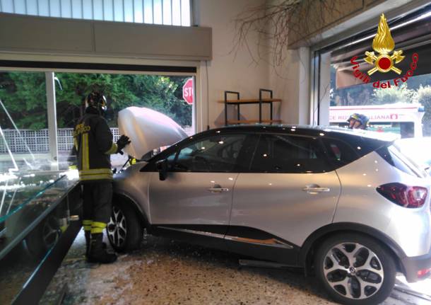 L’auto entra in panetteria