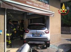 L'auto entra nella panetteria