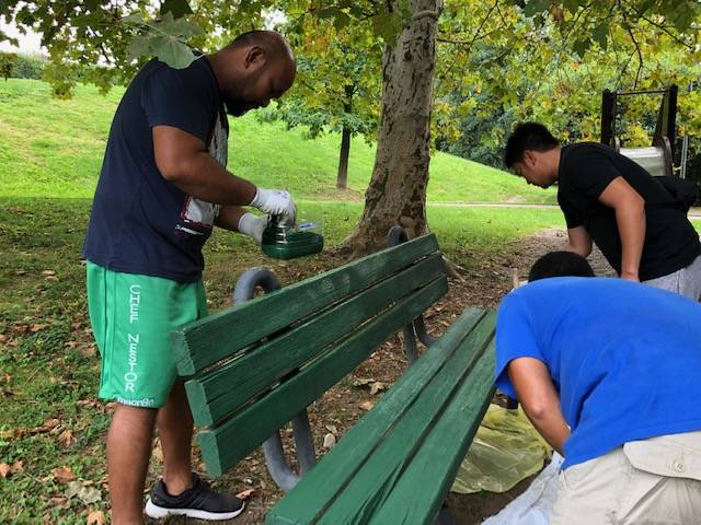 La comunità filippina pulisce il parco di via Pista Vecchia