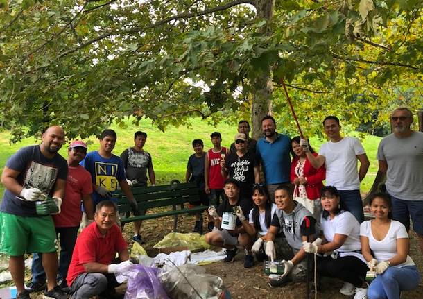 La comunità filippina pulisce il parco di via Pista Vecchia