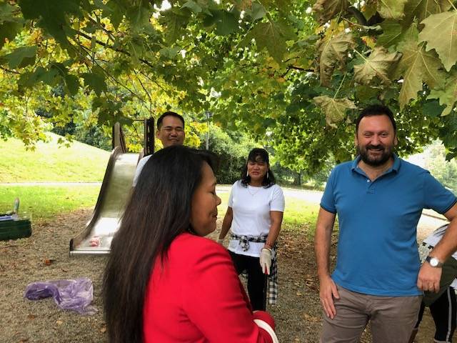 La comunità filippina pulisce il parco di via Pista Vecchia