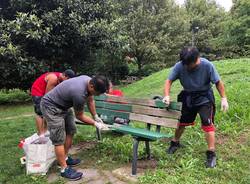 La comunità filippina pulisce il parco di via Pista Vecchia