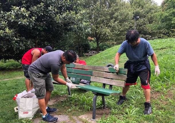 La comunità filippina ripulisce il parco di via Pista Vecchia