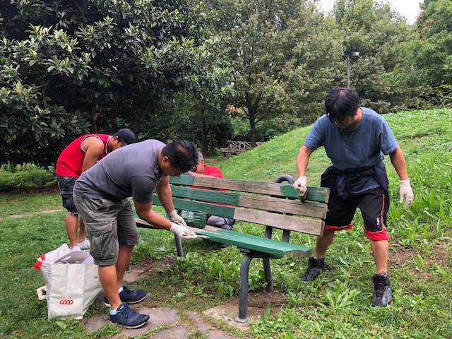 La comunità filippina pulisce il parco di via Pista Vecchia