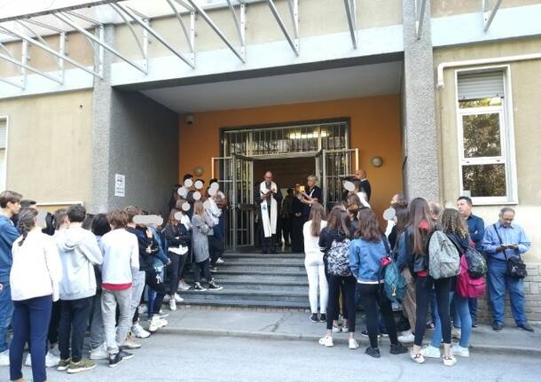 Pietra d’inciampo per ricordare il preside Luciano Bagnato – liceo Cavalleri Parabiago