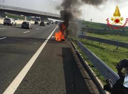 moto in fiamme a9