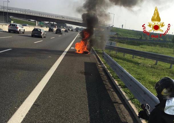 moto in fiamme a9