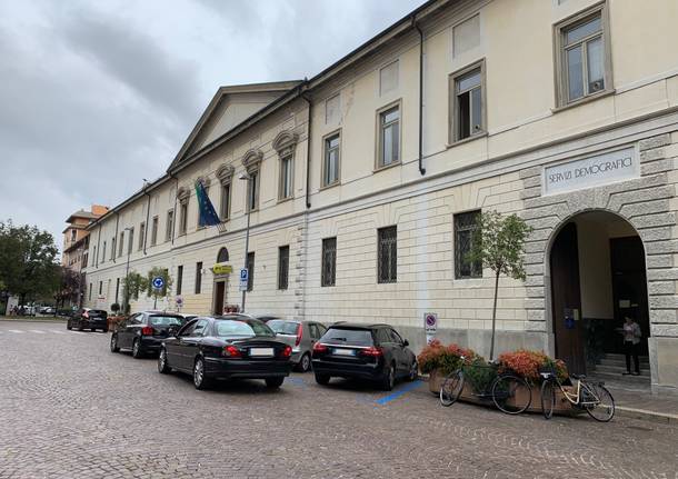 Nuovi parcheggi davanti al comune di Busto