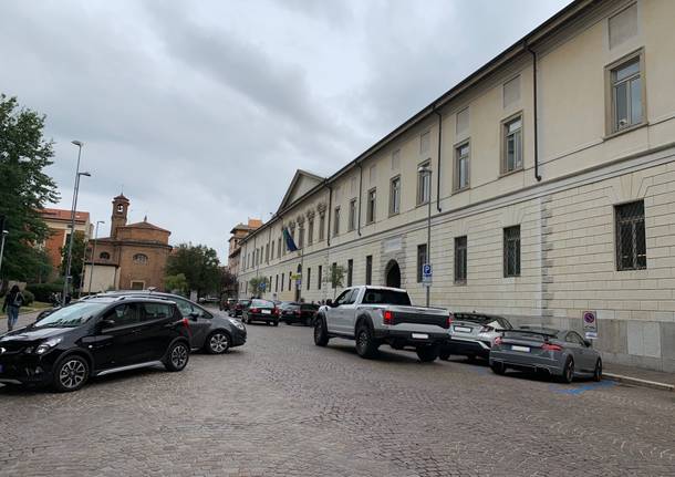 Nuovi parcheggi davanti al comune di Busto