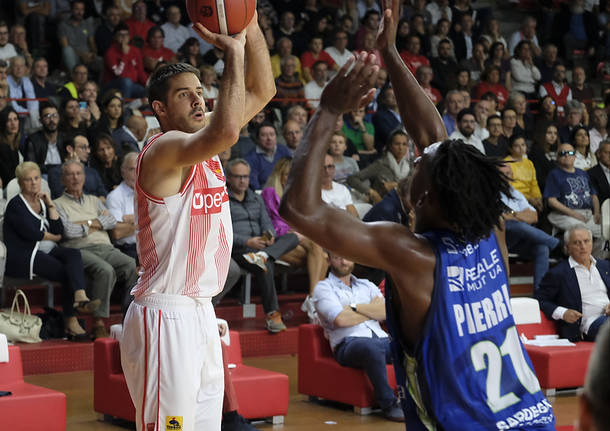 pallacanestro varese basket