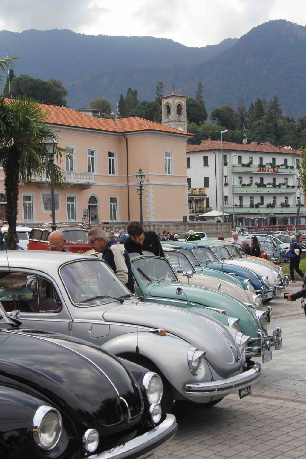 Raduno d'auto d'epoca a Porto Valtravaglia 