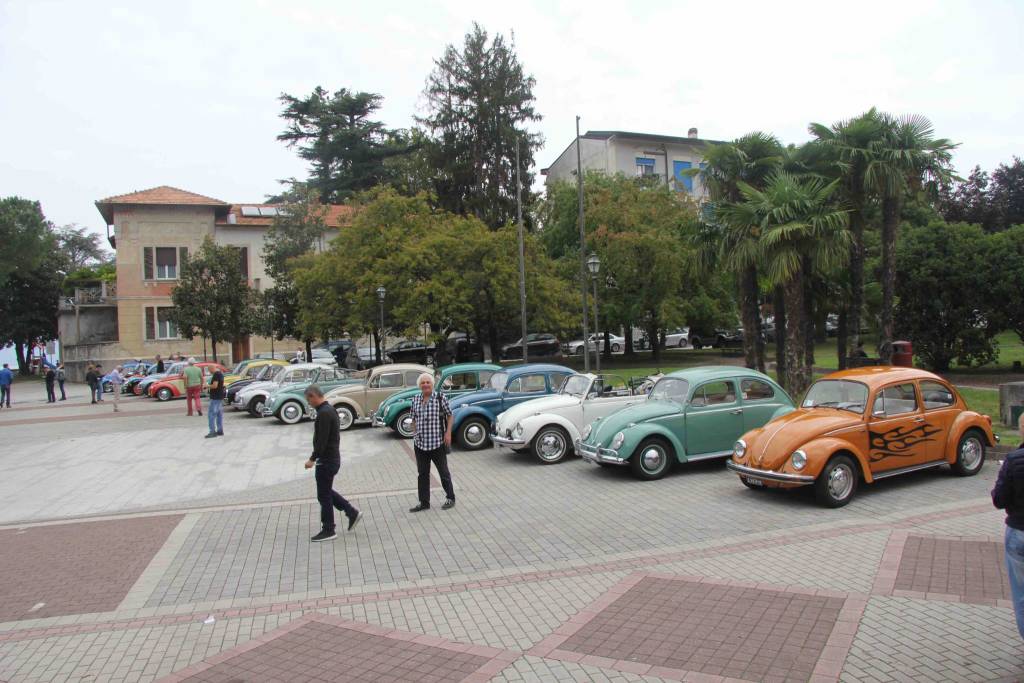 Raduno d'auto d'epoca a Porto Valtravaglia 